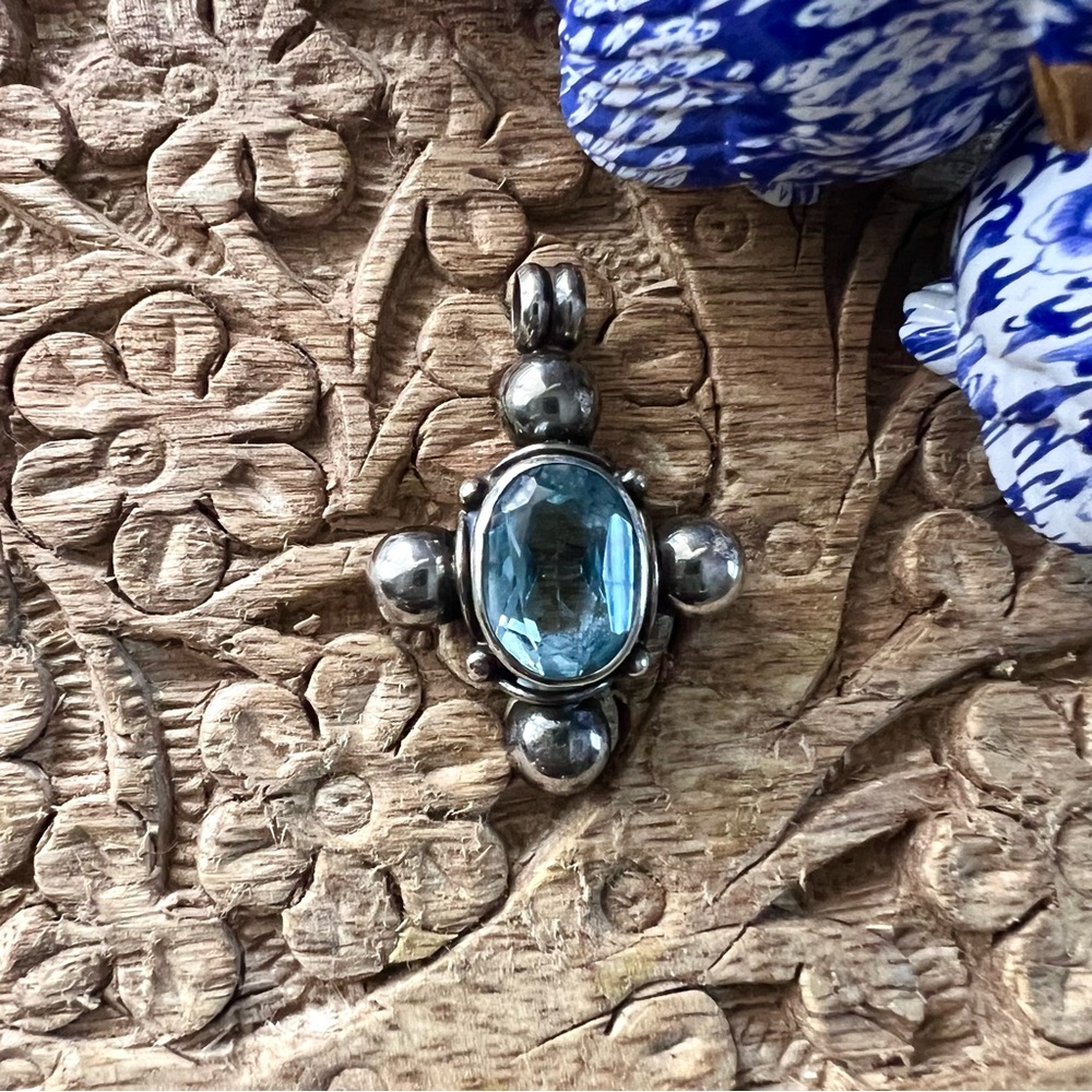 Vintage sterling Silver Cross Pendant with Blue topaz gemstone gorgeous - Picture 4 of 7